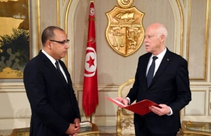 ميدل إيست آي: رئيس حكومة تونس تعرض لاعتداء جسدي قبل إقالته