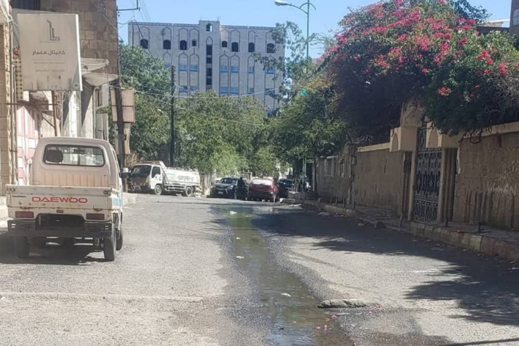 تعز.. مياه الصرف الصحي تلوث شوارع المدينة في ظل إهمال السلطات