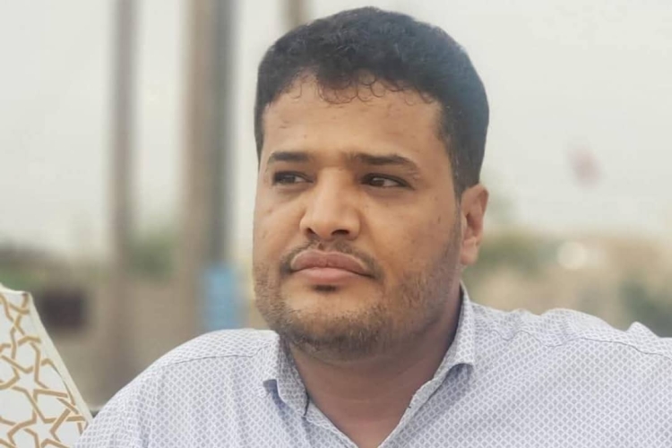 قوات أمنية في مأرب تعتقل الصحفي حمود هزاع بعد مداهمة منزله