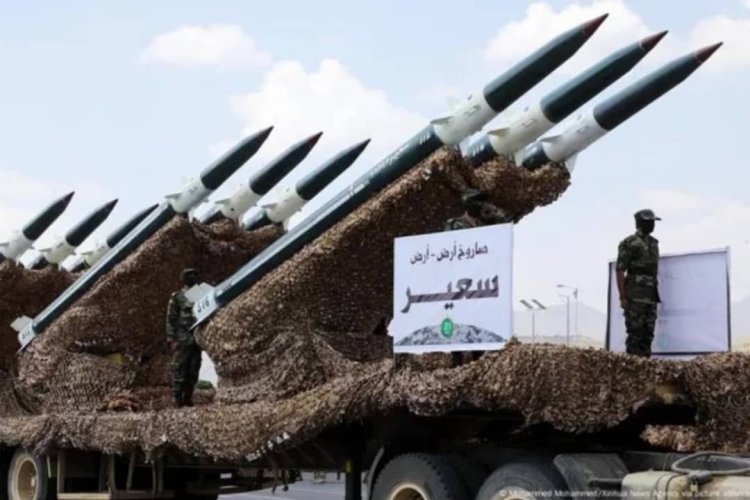 إيران تعطي الضوء الأخضر للحوثيين بضرب المدمرات والسفن الأمريكية في البحر الأحمر