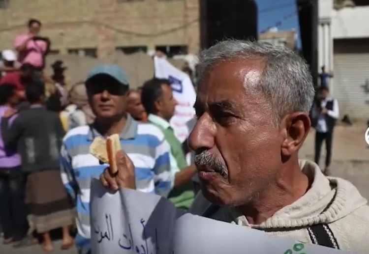 شاهد: صرخة مواطن جائع في تعز عجز عن إطعام أطفاله وإرسالهم للمدرسة