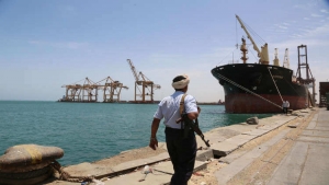 حكومة اليمن تسمح بدخول عدد عدد من سفن المشتقات إلى ميناء الحديدة