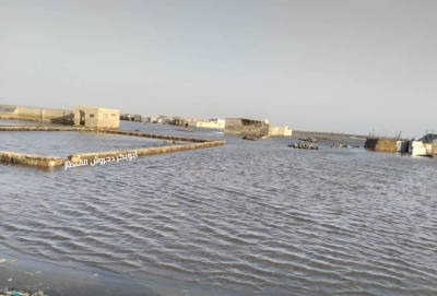 مياه البحر تغمر الأحياء السكنية في مدينة الخوبة الساحلية شمالي الحديدة
