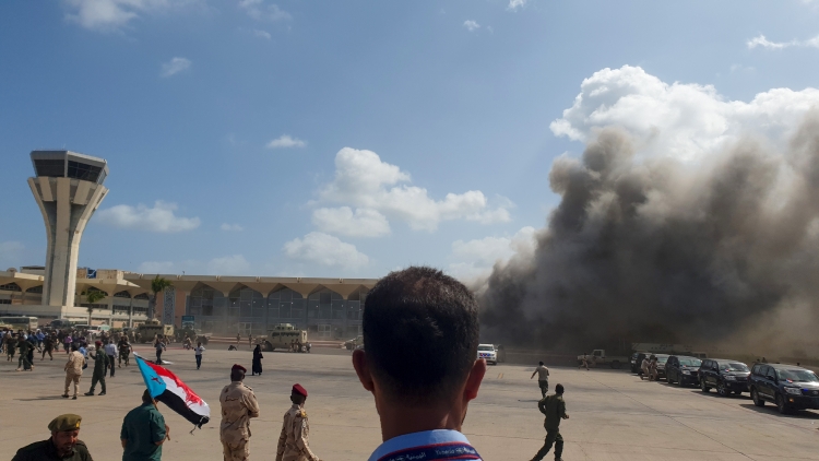 السلطة المحلية في تعز تدين الهجوم الإرهابي على مطار عدن