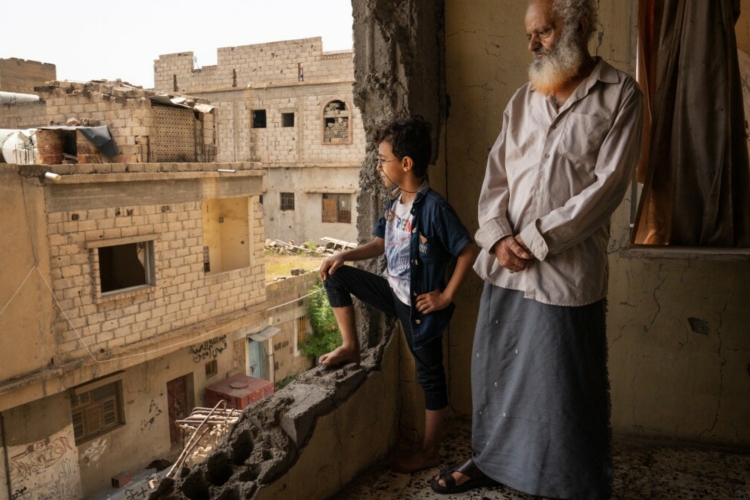 تصاعد خطير في جرائم القنص الحوثي بتعز.. المدنيون بين نار الحرب وضيق المعيشة