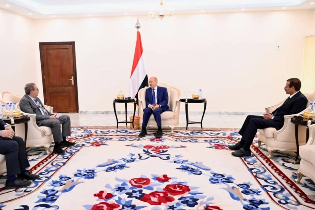العليمي يبحث مع قيادة القضاء الأعلى التحديات ويشيد بدورها في دعم الإصلاحات وسيادة القانون
