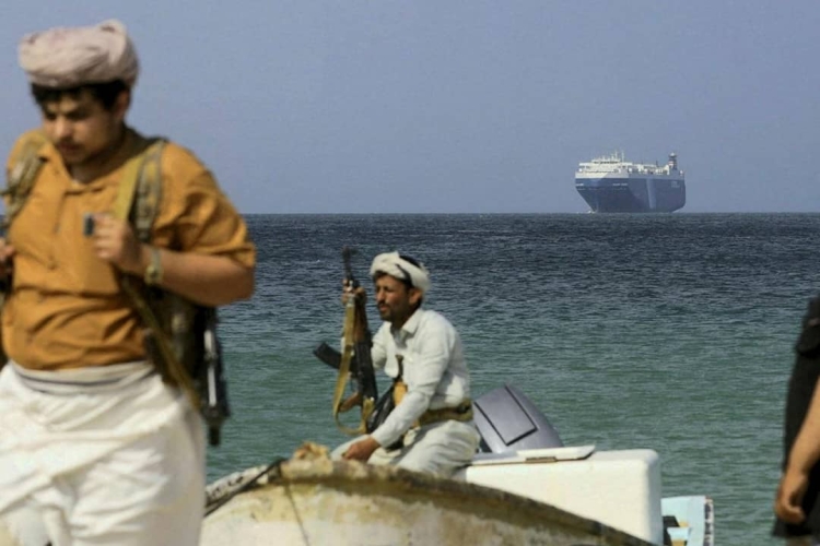 صحيفة بريطانية: استئناف الحوثيين لهجماتهم البحرية يثبت فشل الحملة العسكرية الأمريكية ضدهم