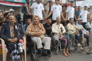 جرحى الجيش في تعز ينفذون وقفة احتجاجية للمطالبة بصرف المستحقات وإنهاء التهميش