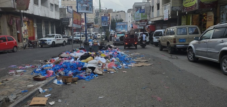 بالصور: تكدس النفايات في شوارع تعز