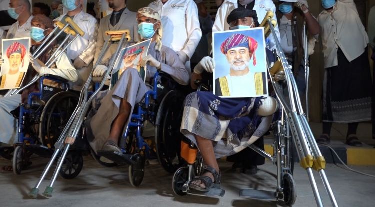 بالفيديو: سلطنة عُمان تستقبل الدفعة الخامسة من جرحى تعز