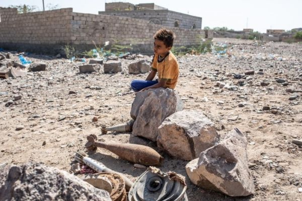 إصابة طفلين بانفجار مقذوف للحوثيين في الوازعية غربي تعز