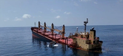 تحذيرات من كارثة بيئية بالبحرالأحمر بسبب سفينة استهدفها الحوثيين