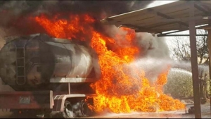 شاهد​: مشرف حوثي يحرق 3 قاطرات محملة بالوقود في الجوف​
