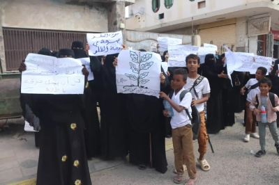 عشرات المعلمات في الحوطة ينظمن وقفة احتجاجية للمطالبة بصرف المرتبات والحوافز المتأخرة