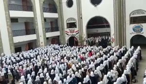شاهد: فتيات في مدارس تعز يفتتحن صباحاتهن بالنشيد الوطني