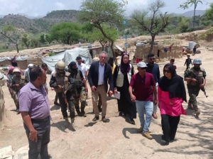 سفير الاتحاد الأوروبي يزور مديرية المعافر جنوبي تعز ويطلع على احتياجات النازحين