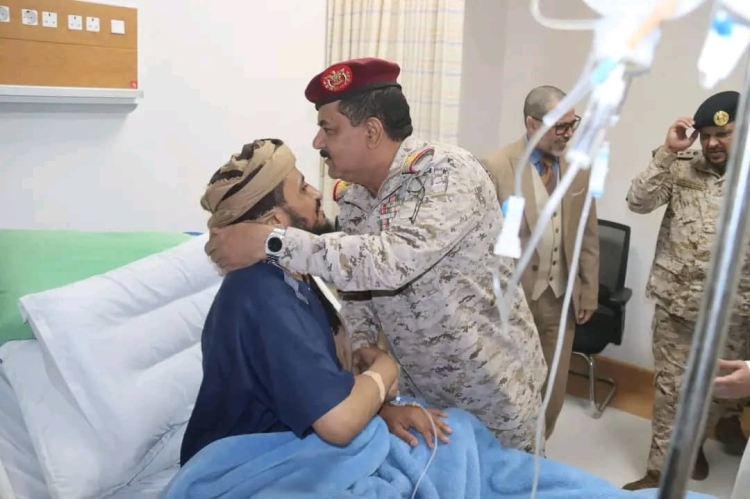 وزير الدفاع يزور العميد "عدنان رزيق" للاطمئنان على صحته ويشيد بأدواره البطولية