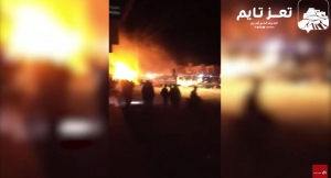 شاهد| حريق يلتهم سوقاً سوداء للمشتقات النفطية قرب مطار #صنعاء الدولي