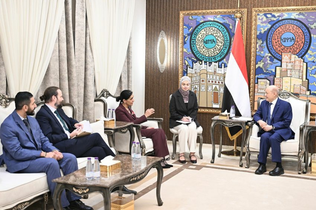 خلال لقائه السفيرة البريطانية.. الرئيس العليمي يؤكد المضي في الإصلاحات الاقتصادية ويحذّر من "مكافأة الميليشيا"