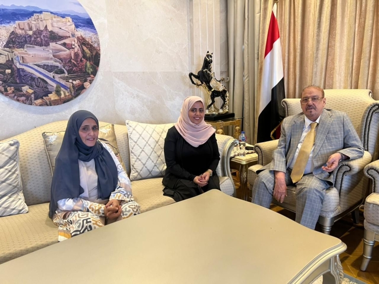 رئيسة اللجنة الوطنية للمرأة بتعز صباح الشرعبي تبحث مع رئيس مجلس النواب أزمة المياه