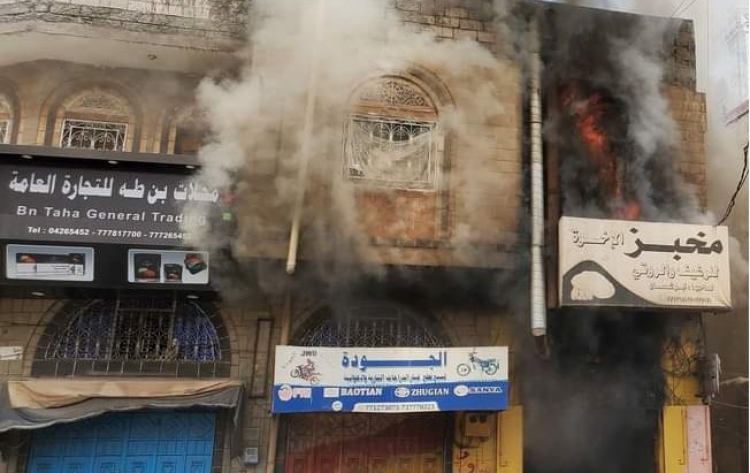 اندلاع حريق كبير في أحد المخابز بمدينة تعز(فيديو)