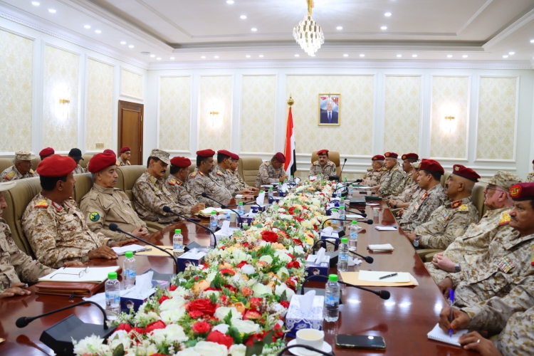 الداعري يترأس اجتماعاً موسعاً لقيادة وزارة الدفاع ورؤساء الهيئات ومدراء الدوائر