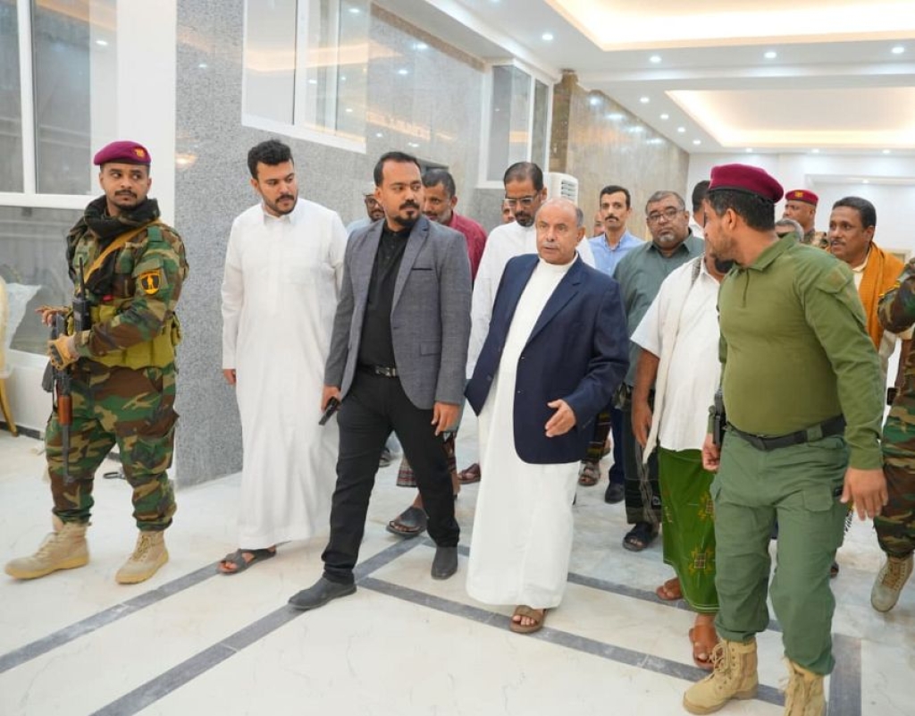 عضو الرئاسي سالم الخنبشي يتفقد أعمال صيانة القصر الجمهوري بالمكلا