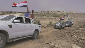 أبناء الشمايتين بتعز يسيّرون قافلة شتوية وغذائية دعماً للجيش الوطني