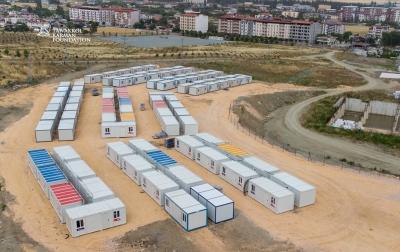 مؤسسة توكل كرمان تسلّم 50 منزلًا متنقلًا للمتضررين من الزلزال شرق تركيا