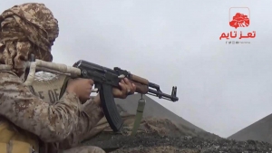 مشاهد تظهر استبسال أفراد الجيش في مواجهة الحوثيين بمعركة مأرب