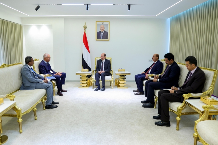 رئيس الوزراء يبحث مع الأمم المتحدة تعزيز الشراكة الإنسانية والتنموية ودعم مسارات التعافي في اليمن