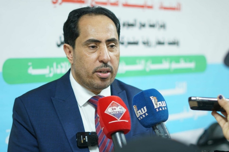 وزير الشباب والرياضة نايف البكري يوجه بمنع الشعارات السياسية في الملاعب الرياضية