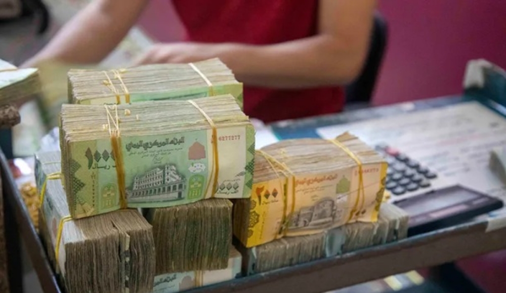 تحسن مفاجئ للعملة اليمنية والحكومة تبحث الأوضاع في اجتماع موسّع بعدن وتعلن إصلاحات مالية