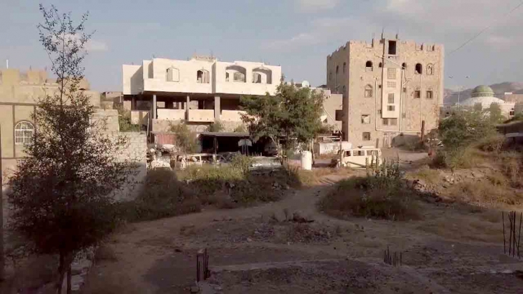 استهداف مدني برصاص قناص مليشيا الحوثي شمال تعز