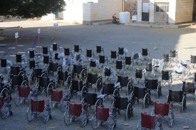 مكتب الصحة لتعز تايم: وزعنا 170 كرسي متحرك لذوي الإعاقات