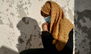 ريما.. قصة جديدة فتاة يمنية قيدها زوجها 5 سنوات وركلها في بطنها وهي حامل