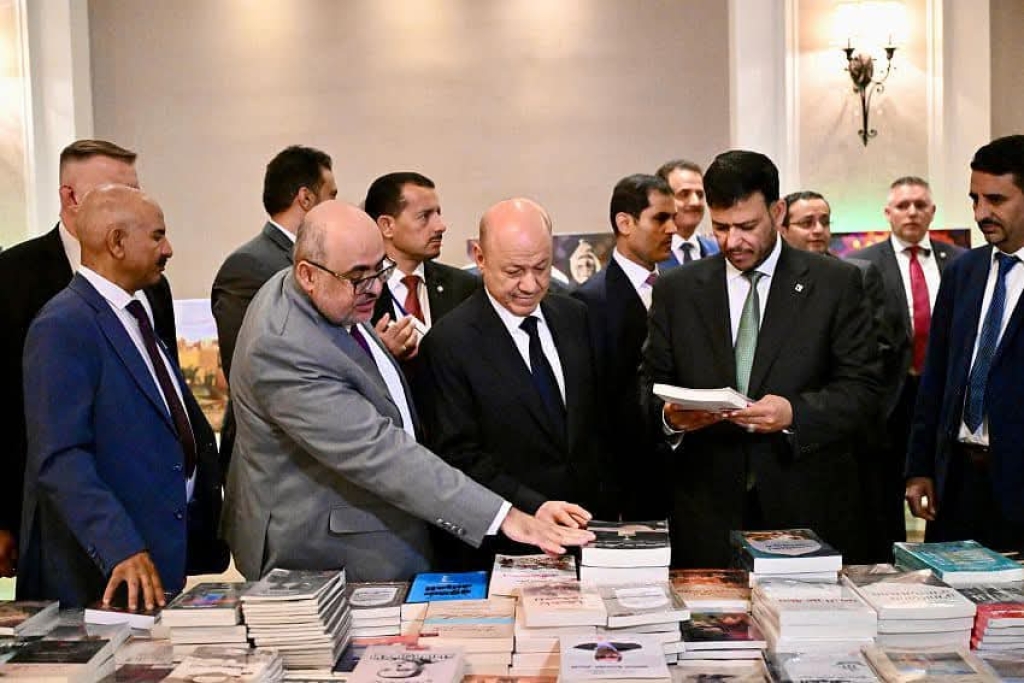 الرئيس العليمي يفتتح معرضًا يمنيًا للكتاب والفنون في نيويورك