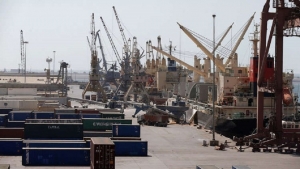 الحوثيون يبلغون التجار بموافقة شركات الملاحة على شحن السلع عبر ميناء الحديدة