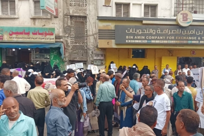 استئناف الدراسة في عدد من مدارس تعز والمعلمون يتظاهرون ويؤكدون استمرار الإضراب