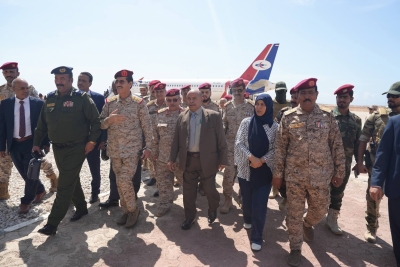 الخنبشي يستقبل وفدًا حكوميًا رفيعًا في المكلا لبحث الأوضاع في حضرموت