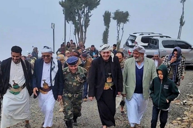 وكيل أول تعز ووكيل الدفاع والأمن يتفقدان قوات الجيش والمقاومة في جبهتي الشقب والعروس ويشيدان بصمود المقاتلين