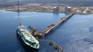 مسيرة حوثية تصيب منصة تصدير النفط لميناء الضبة