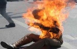 فيديو.. شاب تونسي يضرم النيران بجسده ويصاب بحروق خطيرة