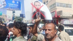 محتجون في تعز يمزقون صور معين عبد الملك ويطالبون بإسقاط الحكومة