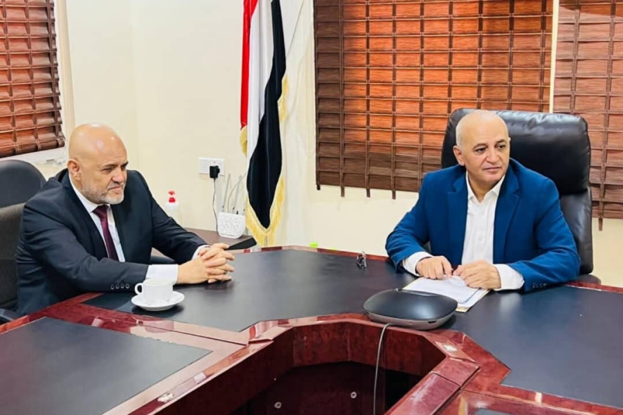 وزير المياه يناقش مع محافظ تعز إعادة تشغيل حقول المياه الحيوية من بينها آبار الحيمة والحوجلة