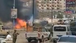 شاهد: لحظة انفجار سيارة مفخخة أثناء مرور موكب محافظ عدن وعدد من المسؤولين