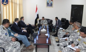 اليمن وبريطانيا تعززان التنسيق لمكافحة التهريب والتحديات الأمنية في البحر الأحمر