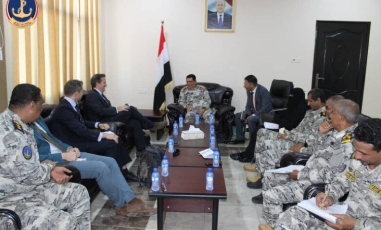 اليمن وبريطانيا تعززان التنسيق لمكافحة التهريب والتحديات الأمنية في البحر الأحمر