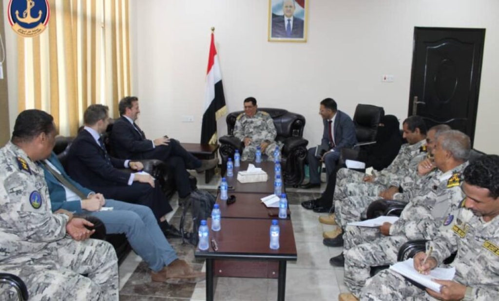 اليمن وبريطانيا تعززان التنسيق لمكافحة التهريب والتحديات الأمنية في البحر الأحمر