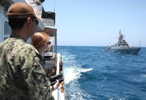 العقيد وضاح الدبيش لـ تعز تايم: القوات الأمريكية توسع انتشارها في البحر الأحمر وباب المندب